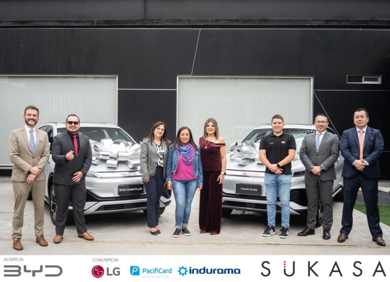 Sukasa entregó dos espectaculares autos BYD a 1 sola ganadora de la campaña de Navidad “Electric Christmas”