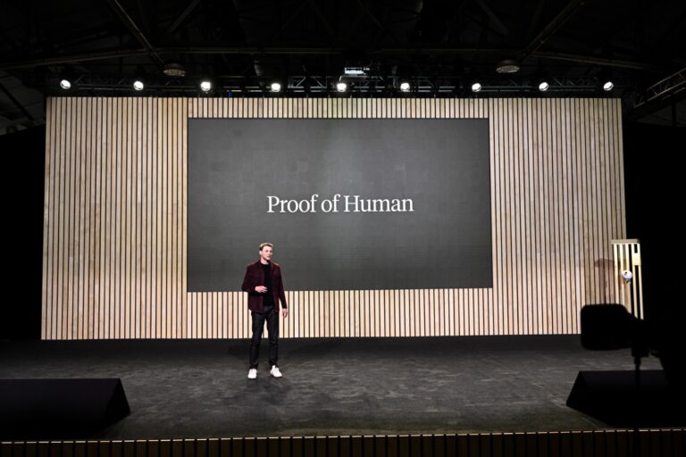 World presenta nuevas soluciones para distinguir humanos de inteligencia artificial y abre posibilidades para su llegada a Ecuador