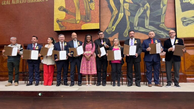 Asamblea condecora a locutores Ecuatorianos reconocidos internacionalmente y avanza en la regulación ética del uso de inteligencia artificial en la voz.
