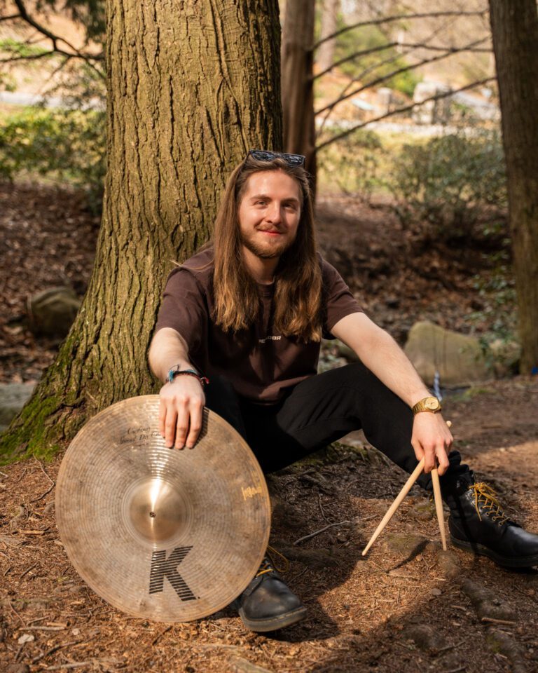 De Quito a Nashville: el baterista ecuatoriano Juan Páez se abre paso en bandas que giran por Estados Unidos